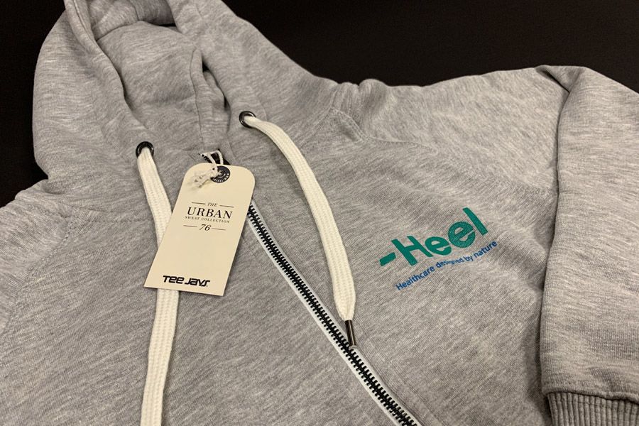 grijze hoodie met rits van merk Tee Jays en met bedrukking voor Heel